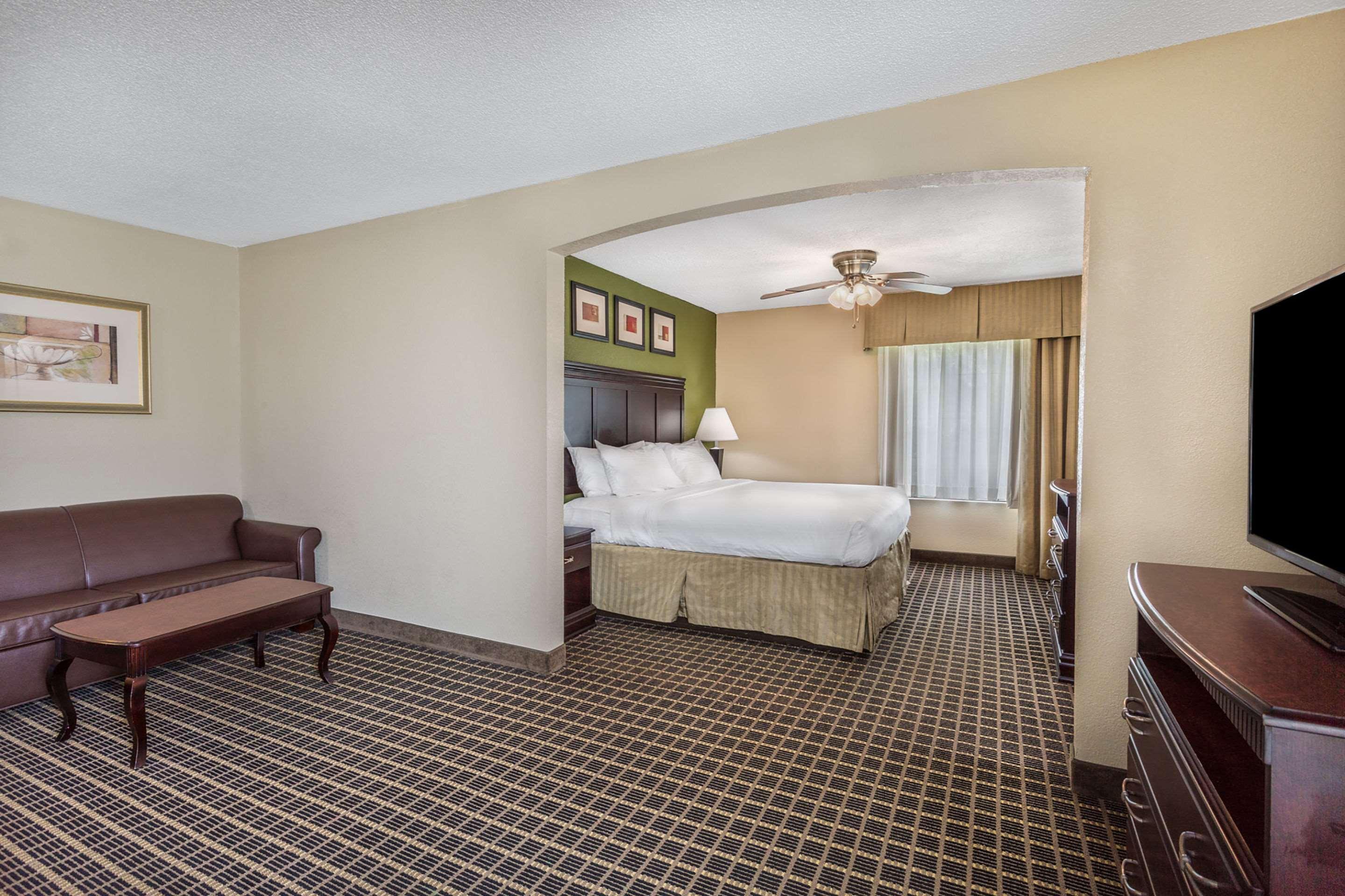 Clarion Pointe South Boston - Danville East Ngoại thất bức ảnh